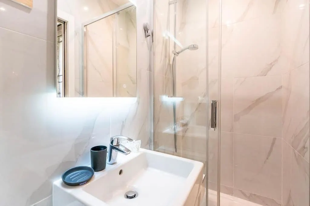 Апартаменты Luxurious With Stylish Design And Comfort - 105