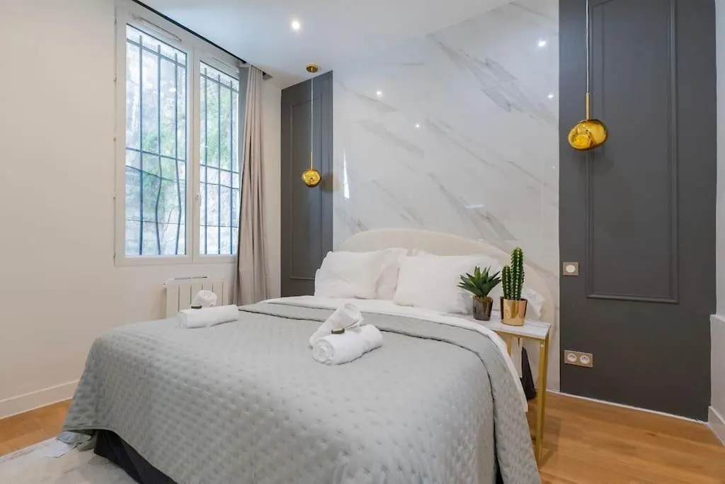 Апартаменты Luxurious With Stylish Design And Comfort - 105