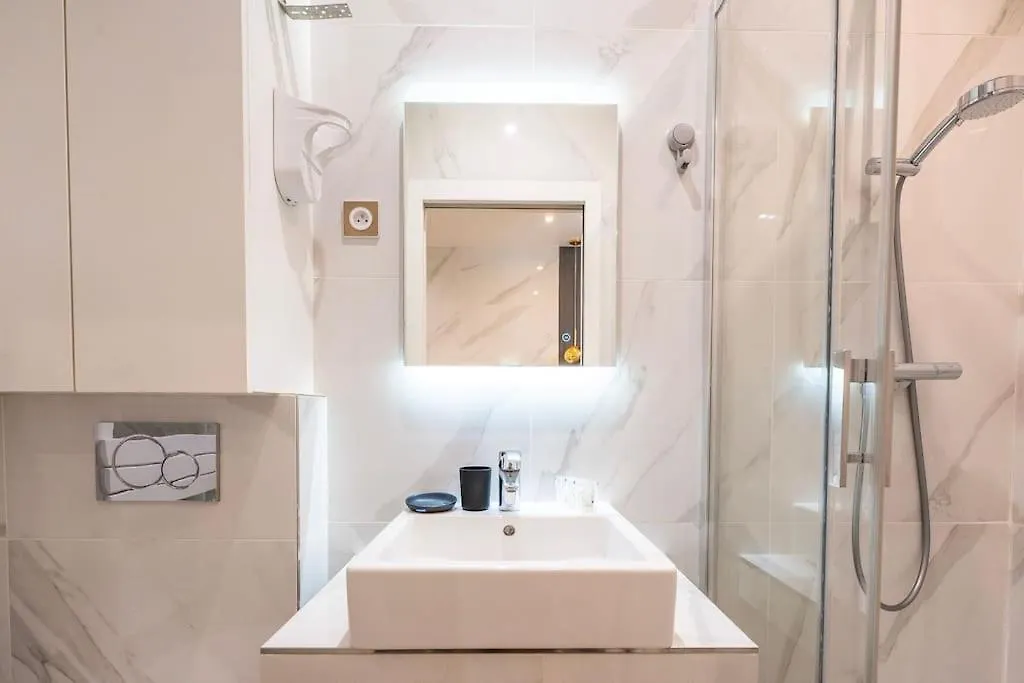 Апартаменты Luxurious With Stylish Design And Comfort - 105 Париж