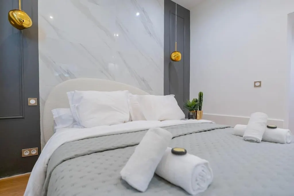 Апартаменты Luxurious With Stylish Design And Comfort - 105