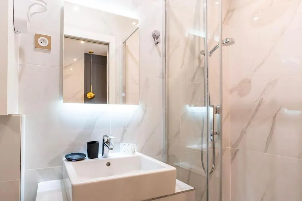 Апартаменты Luxurious With Stylish Design And Comfort - 105 *