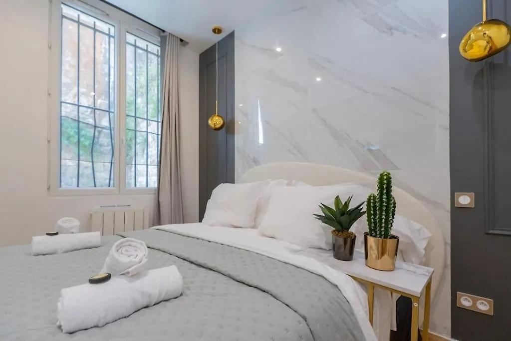 Апартаменты Luxurious With Stylish Design And Comfort - 105 Париж