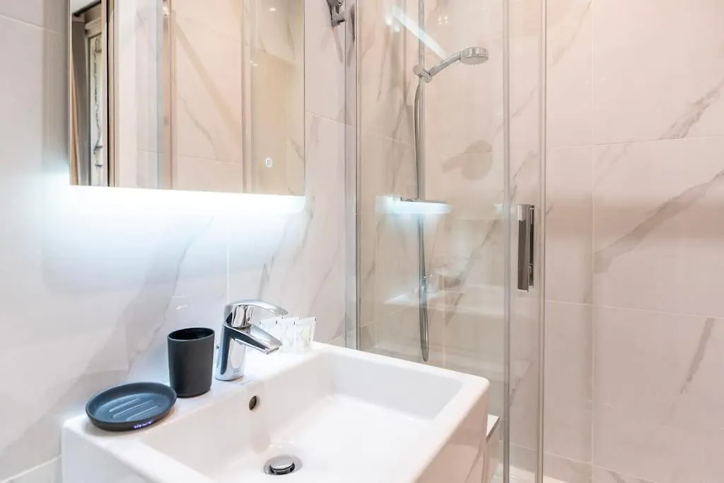 Luxurious With Stylish Design And Comfort - 105 * Париж